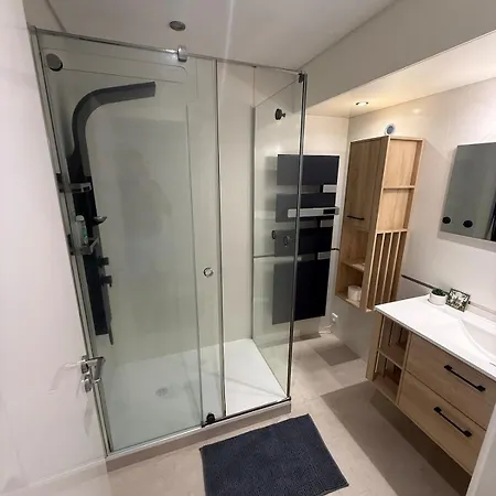 Modern With Private Parking Apartment *
