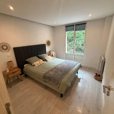 Modern With Private Parking Apartment *